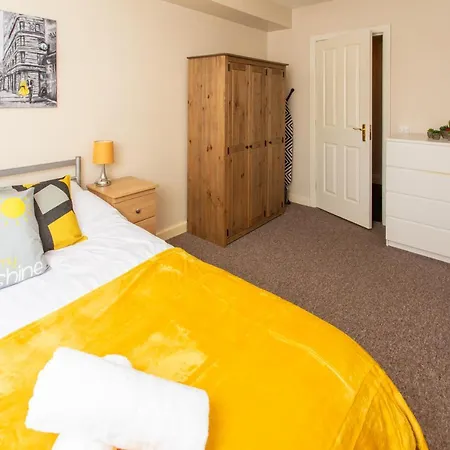 Ample Comforts, Centrally Located, Town Centre Warrington Exterior photo