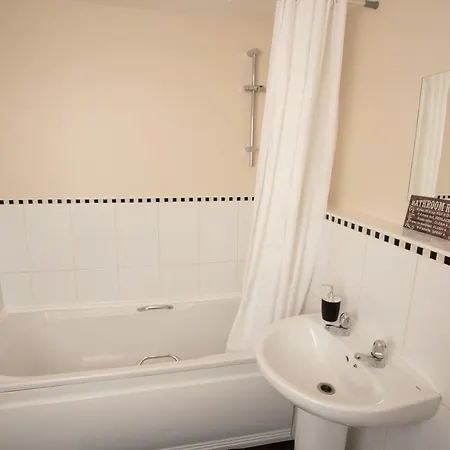 Ample Comforts, Centrally Located, Town Centre Warrington Exterior photo