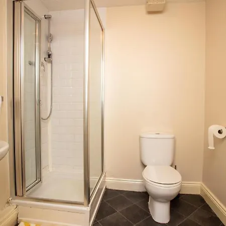 Ample Comforts, Centrally Located, Town Centre Warrington Exterior photo